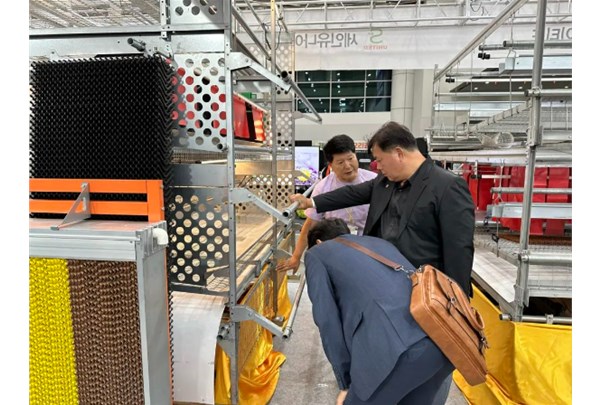 中裕蛋雞福利養殖設備亮相韓國